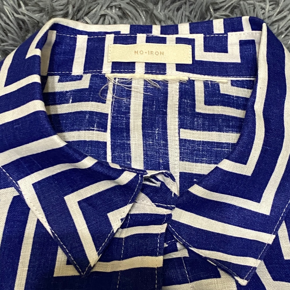 💙Chico’s blue no-iron geometric linen button down - Picture 3 of 7